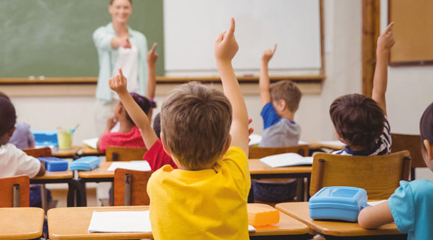 bambini-scuola-alzano-mano-maestra