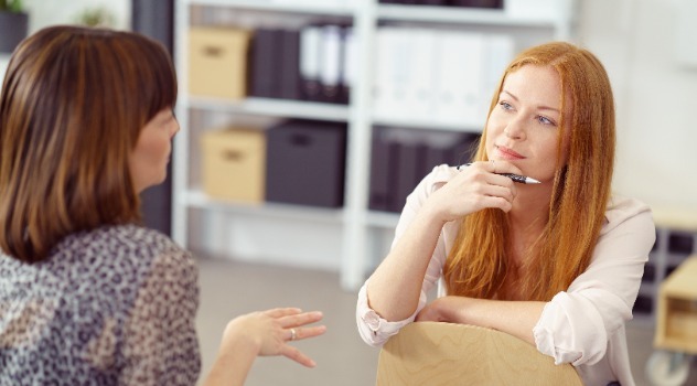 Donne che parlano e ascoltano