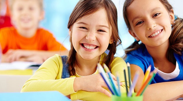 Due bambine a scuola in primo piano sorridenti