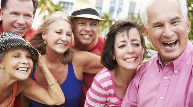 Persone adulte sorridenti durante una vacanza