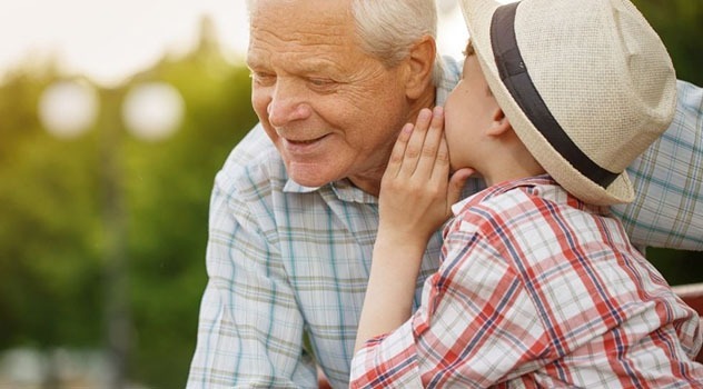 Un nipote che sussurra orecchio del nonno