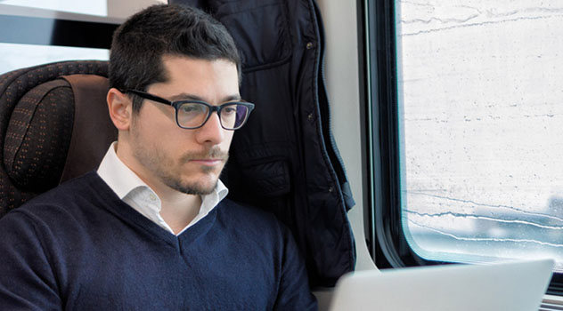 ragazzo-treno-viaggio-laptop