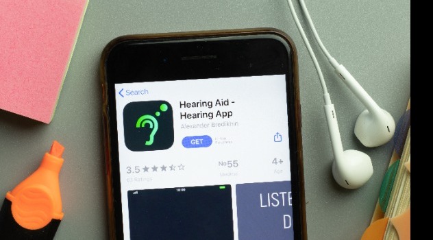 Schermata di uno smartphone dove viene mostrata una app per apparecchi acustici